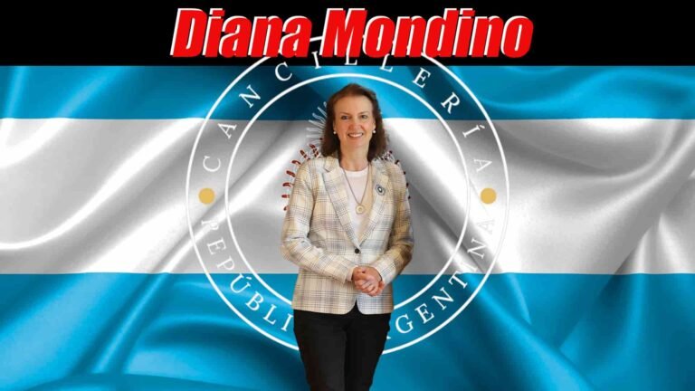 Diana Mondino en el centro, con el logo de Cancillería detrás y la bandera de Argentina de fondo; encabezado que dice 'Diana Mondino'.