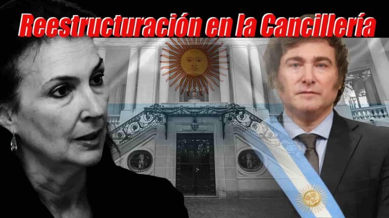 Diana Mondino a la izquierda, Javier Milei a la derecha, con la Cancillería y la bandera de Argentina de fondo; encabezado que dice 'Reestructuración en la Cancillería'.