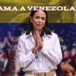 corina machado con la bandera venezolana detrás