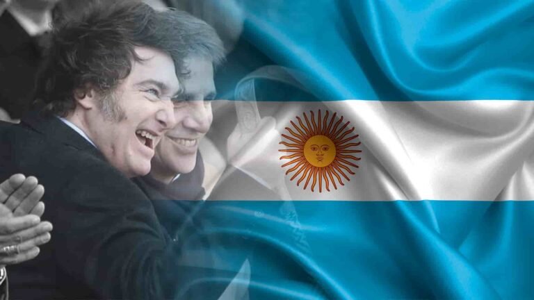 Javier Milei con Luis Caputo del lado izquierdo, del lado derecho la bandera Argentina